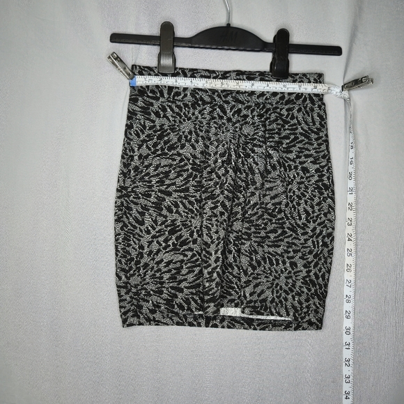 Vero Moda Mini Skirt With Black Amd White Pattern Size S - Picture 4 of 7